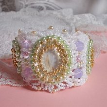 Armband Envolée Fleurie bestickt mit Swarovski-Kristallen, Harz Cabochons, runden Perlmuttperlen und Miyuki Rocailles